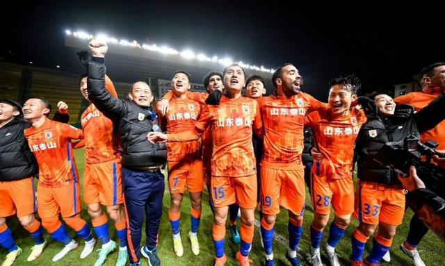 关于多特蒙德打破进球荒，泰山球迷集体高唱助威的信息