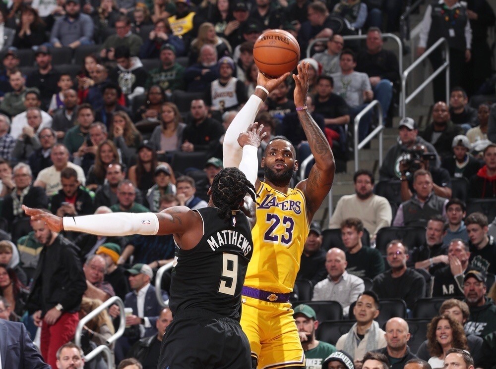 詹姆斯遭遇二十连败，西班牙队教练面临压力！(詹姆斯遭遇二十连败,西班牙队教练面临压力了吗)